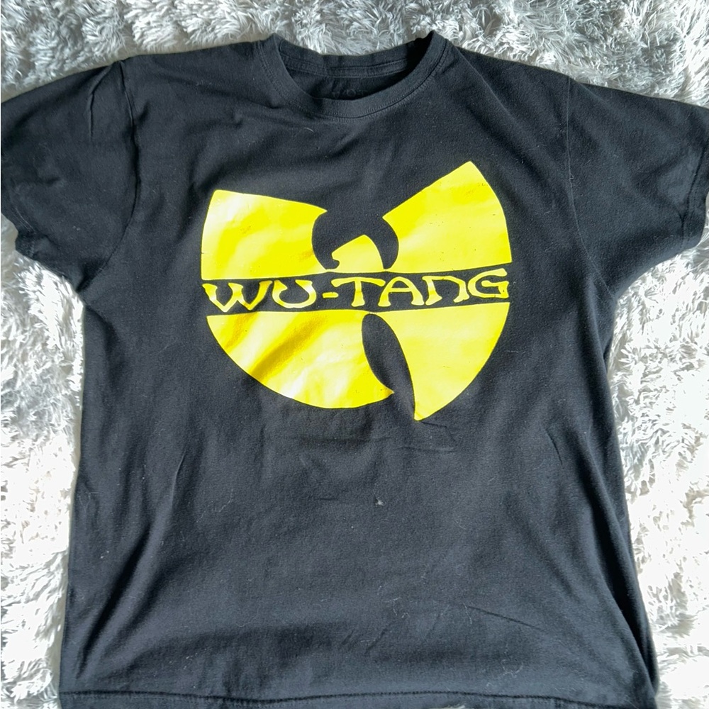 Pre-loved Black and Yellow WU-TANG T-Shirt in good condition